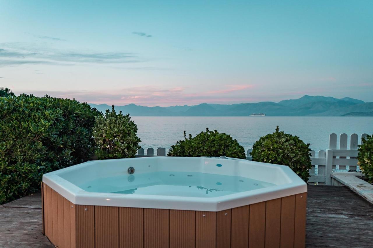 Neptune Sea House - Beachfront Agios Spyridon  ภายนอก รูปภาพ