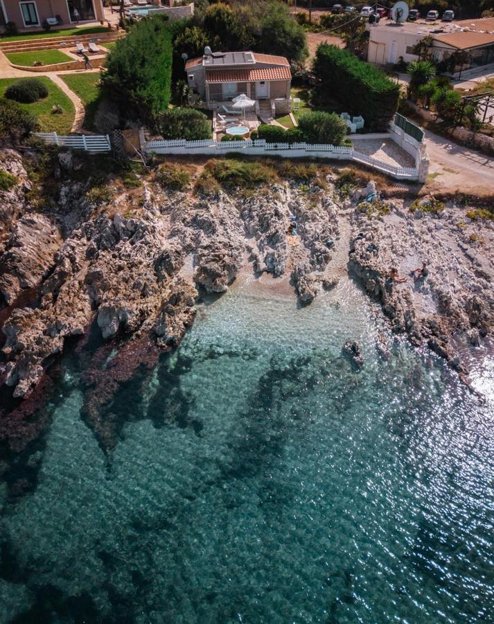 Neptune Sea House - Beachfront Agios Spyridon  ภายนอก รูปภาพ