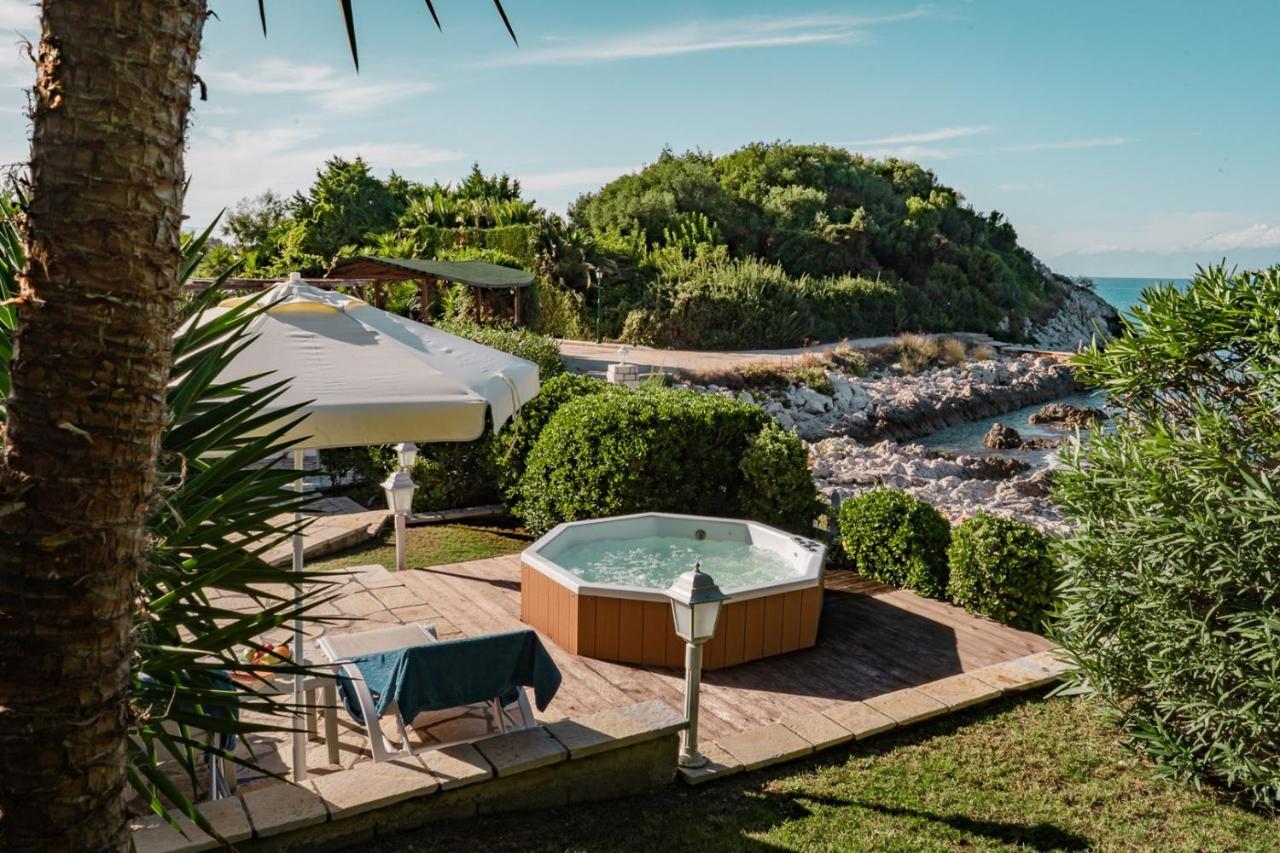 Neptune Sea House - Beachfront Agios Spyridon  ภายนอก รูปภาพ